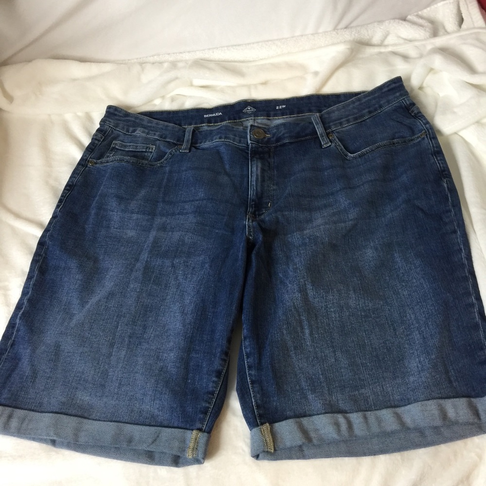 St. John’s Bay Bermuda Stretch Jean Shorts 22W